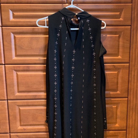 Unique cold shoulder style dress - Picture 2 of 3